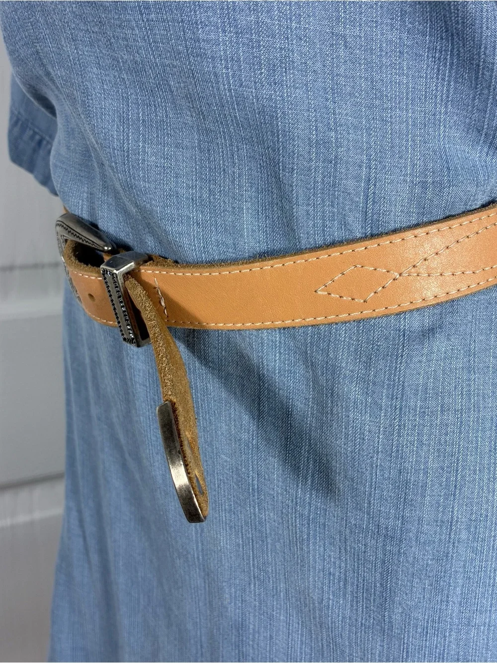 GAP Womens belt Sz M genuine leather nude color embossed buckle stitching